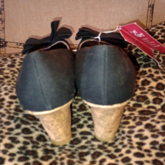 NWT ( sz.8 ) Dexflex Black Peep Toe Bowed Wedges - Picture 5 of 6